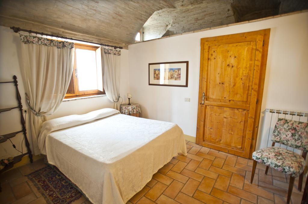 Pensjonat Casa Castellina Foligno Pokój zdjęcie